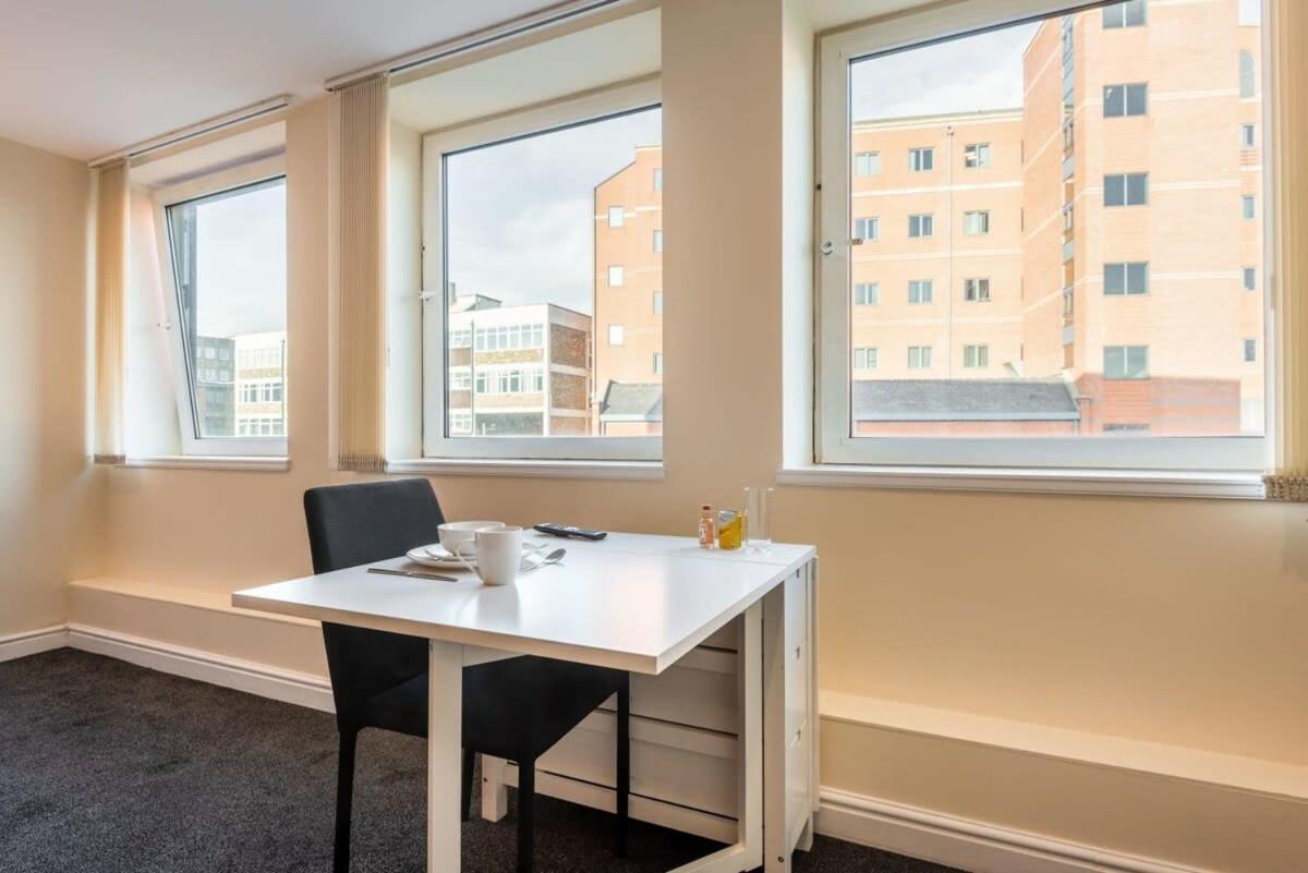 Modern & Bright Budget Studio In Central Apartment