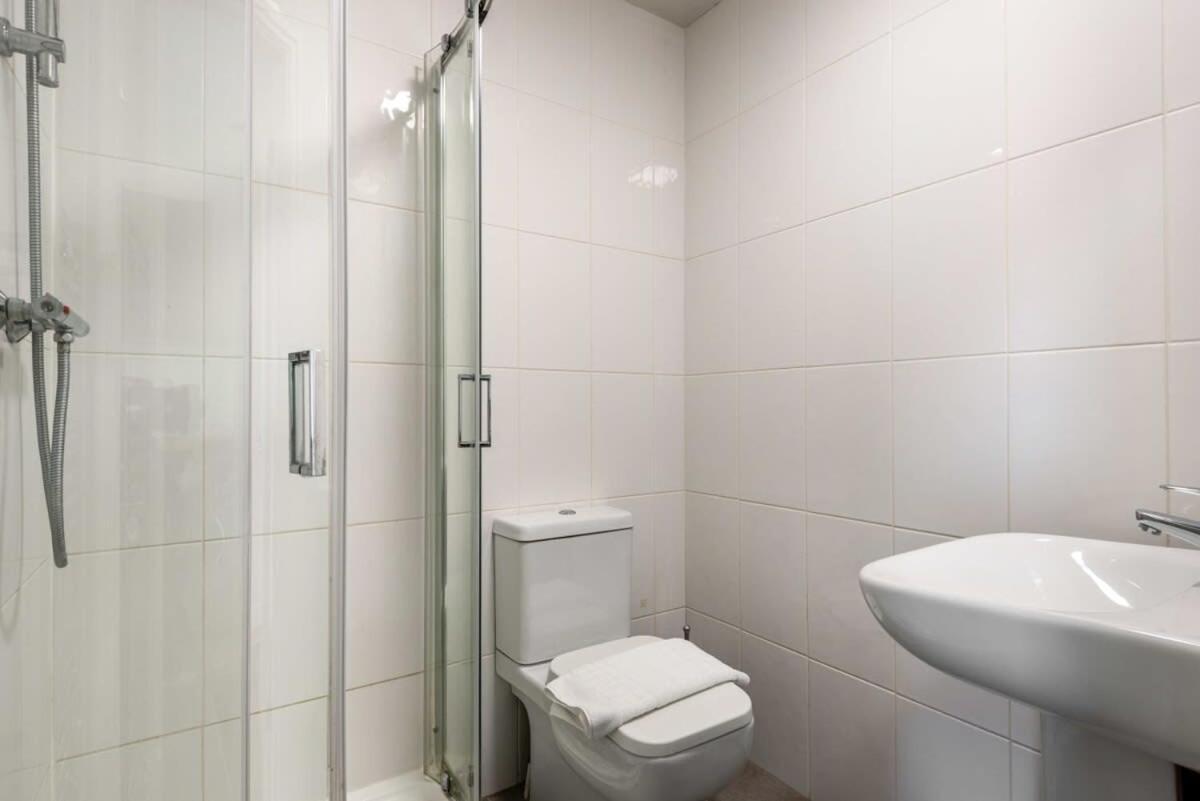 Modern & Bright Budget Studio In Central Apartment *
