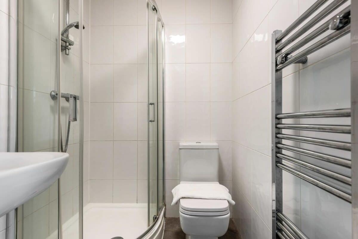 Modern & Bright Budget Studio In Central