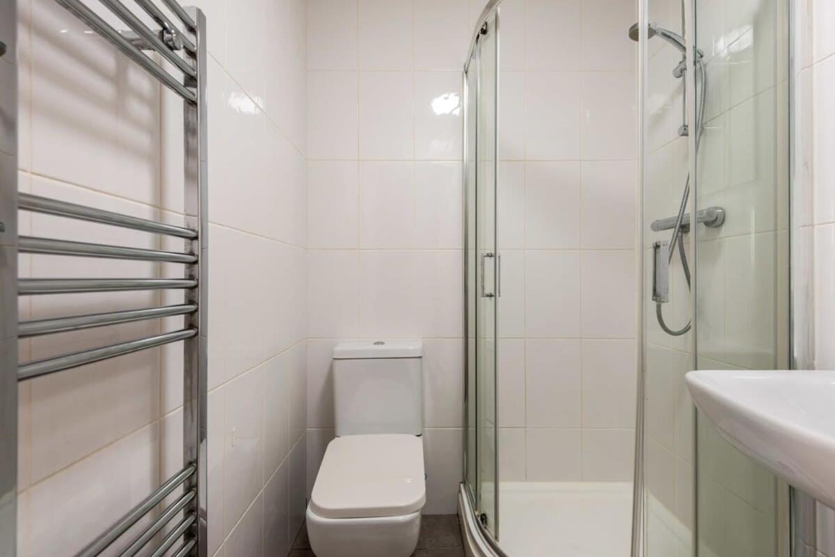 Modern & Bright Budget Studio In Central *