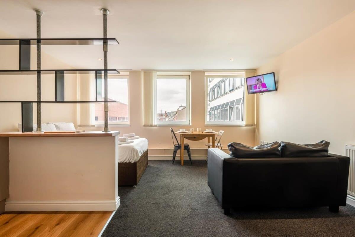 Modern & Bright Budget Studio In Central Apartment *