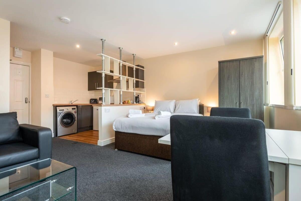 Modern & Bright Budget Studio In Central