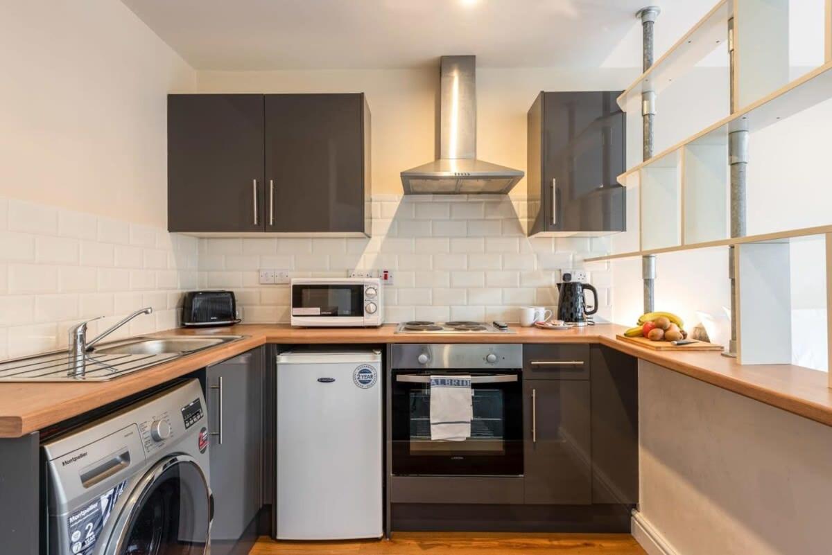 Modern & Bright Budget Studio In Central Apartment *