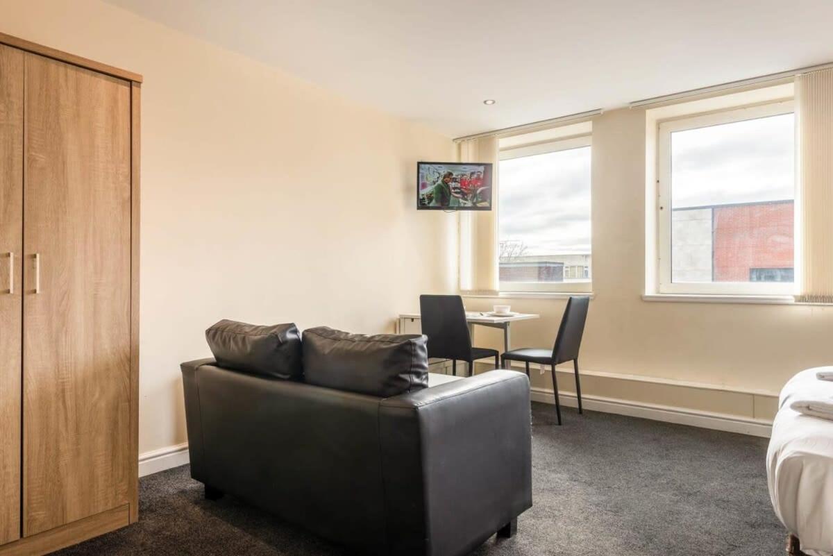 Modern & Bright Budget Studio In Central Apartment
