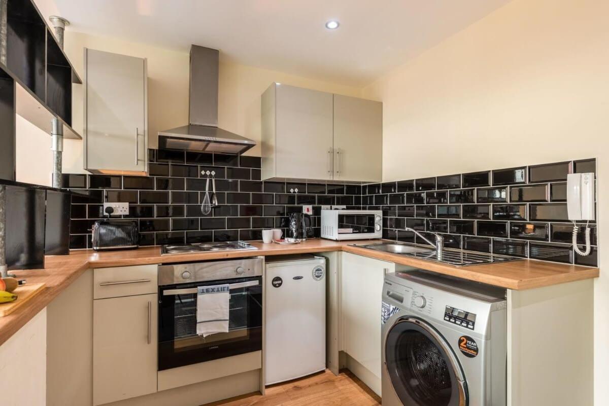 Modern & Bright Budget Studio In Central