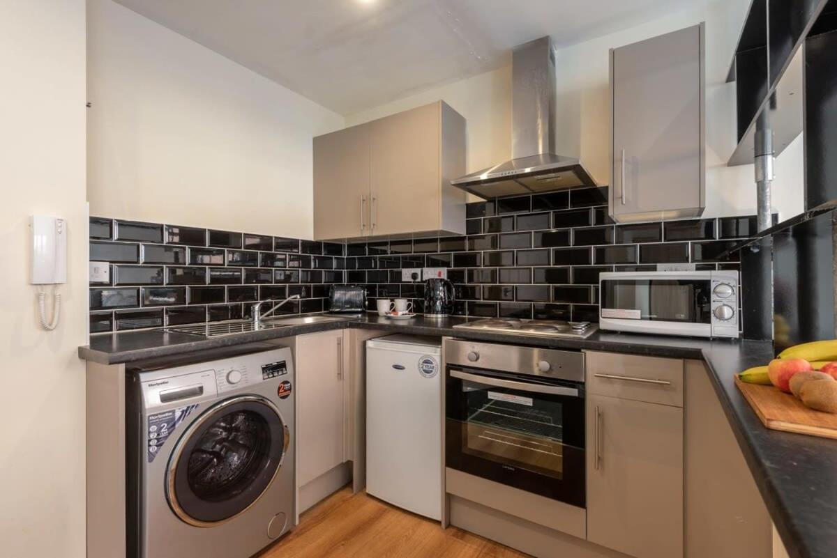 Modern & Bright Budget Studio In Central Apartment *
