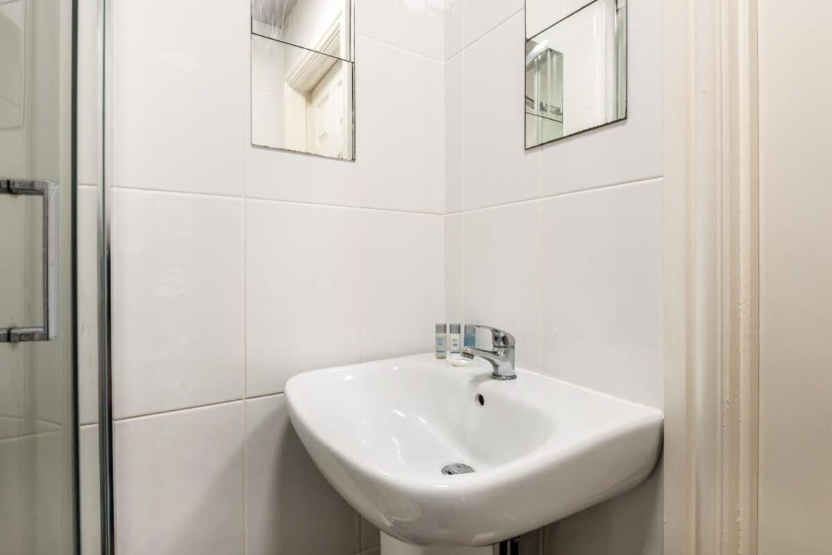 Modern & Bright Budget Studio In Central Apartment
